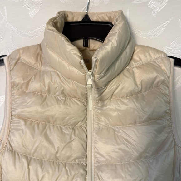 Uniqlo Womens Ultra Light Down Vest Cream Packable Fall Winter XS Casual Outdoor - Picture 9 of 15